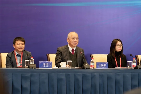 2026年菲尔兹奖正式公布,北大校友王虹、邓煜获奖